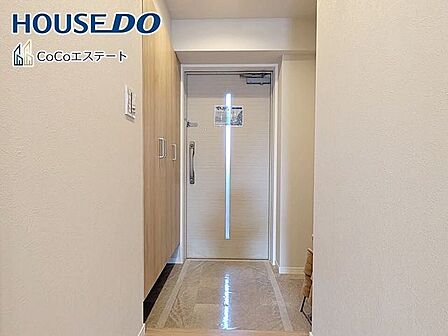 □■玄関■□いつでもスッキリとした玄関でお出迎え♪散らかりがちな玄関がスッキリ片付く収納力の高い玄関収納が備え付けられてます。