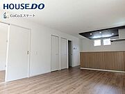 □■リビング■□大切な家族が集まるからこそLDKにはこだわりたいですね。窓が多い設計は様々な角度から光を取り込めるこだわりの間取りです。
