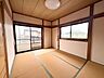 和室：◆2階和室6帖｜バルコニーに面した和室で、窓を開けて風を感じながらごろ寝を楽しめそう♪