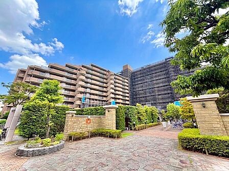 外観SRC・RC造14階建、総戸数222戸のマンション3階部分です。南向きで陽当りの良い住戸です。エレベーターも完備しており、日々の生活動線もスムーズです。