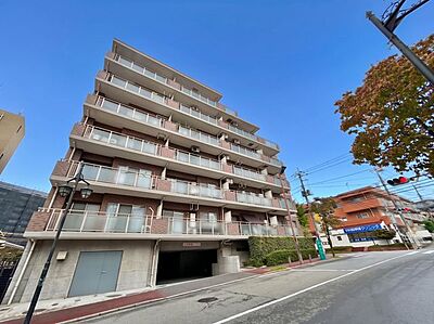 外観:外観階建て・地下1階、総戸数31戸の鉄筋コンクリート造マンション。本物件はその2階部分です。市が尾駅から徒歩1分の、通勤・通学にうれしい立地です。 外観:外観階建て・地下1階、総戸数31戸の鉄筋コンクリート造マンション。本物件はその2階部分です。市が尾駅から徒歩1分の、通勤・通学にうれしい立地です。