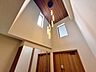玄関：玄関別アングルからの玄関です。木製の建具が上質な雰囲気を演出する、印象的なエントランスです。
