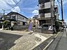 その他：南向きの前面道路を挟んだ向かいには戸建てやマンションが並び、陽当たり良好な住環境が広がります。