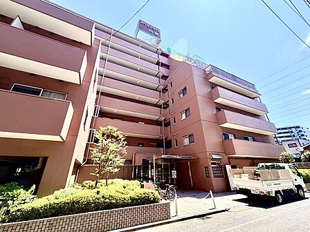 眺望 耐震基準適合認定建築物のマンション。エントランス周辺も含めて手入れが行き届いています。