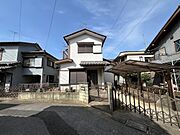 ◆外観｜駐車スペースがあるので、車をお持ちの方にも安心の住環境。（2026年3月撮影）