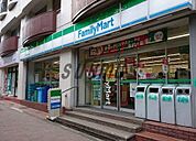 ファミリーマート 新宿中央公園店 303m