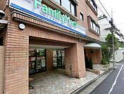 ファミリーマート 上原三丁目店 832m