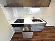 1度にたくさんのメニューが作れる3口コンロのシステムキッチン。食器洗乾燥機付きなので食後の後片付けも楽々♪