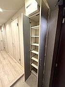 玄関にはシューズBOXを備えています。家族の靴をしっかり収納し、いつでもすっきり綺麗に保てます。