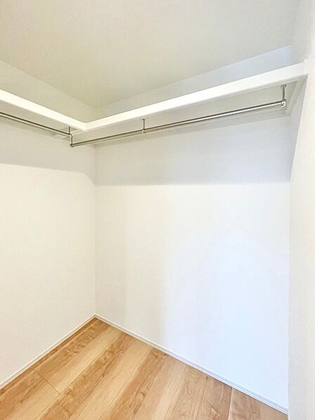 お部屋には収納力のあるク※売主施工例(写真はイメージです)クローゼットを完備しており、衣類はもちろん、季節物やバッグ、小物類までスッキリ収納可能です。