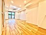 リビング/ダイニング：シンプルなクロス、鮮やかな木目がアクセントのフローリングでモダンスタイルなデザインを採用しています。