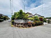 南西角地の為陽当たり・通風共に良好です。晴れた日は陽光が差し込む立地です♪