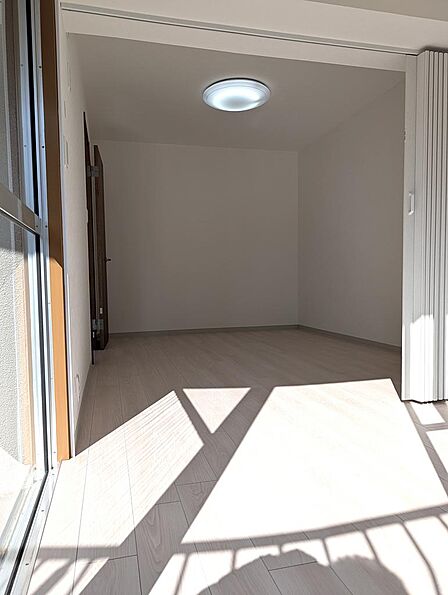 サンルームから洋室約６帖に向けて撮りました！サンルームの仕切りをたたむと約８帖の部屋になります！