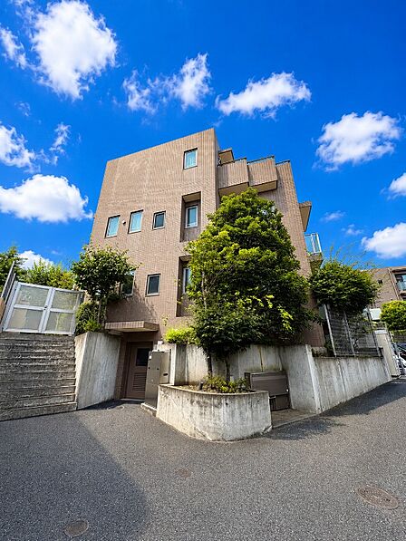外壁タイル貼り・オートロック設備があります。