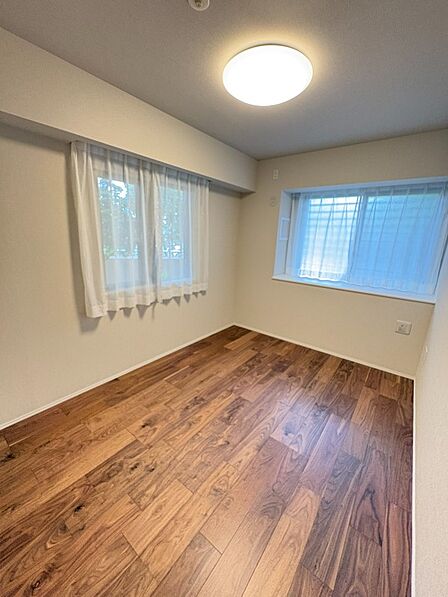 角部屋で窓が多いため外の陽が入り明るい住空間です。