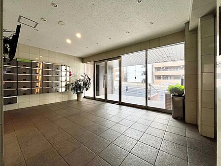 外と内をつなぐエントランスは、まさに顔となる場所。気品のある雰囲気を漂わせて上質な空間を作り出します。