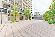 緑が映える堂々としたエントランス。四季を感じる事ができます。