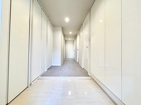 玄関からリビングに繋がる廊下。窓を開ければ爽やかな風がお部屋を吹き抜けます