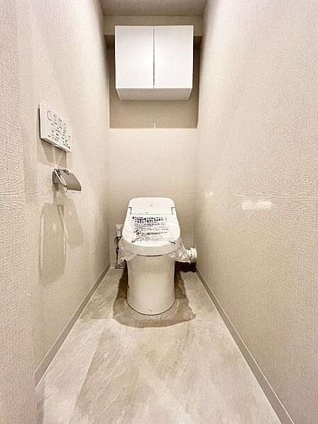 トイレは温水洗浄便座付です。トイレの上部には収納付。トイレットペーパー等、買い置きもしやすそうです。