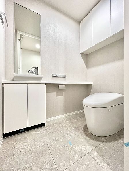 トイレは温水洗浄便座付です。トイレの上部には収納付。トイレットペーパー等、買い置きもしやすそうです。