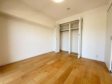 バルコニーに面したお部屋にクローゼットがあることで洗濯物の収納もスムーズに行なえそうです。