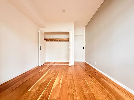 洋室(約6.0帖)クローゼットの付いたお部屋です。