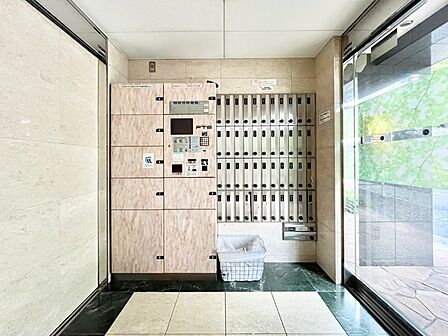 不在時にも荷物が受け取れる宅配BOX付。荷物の受け取りが多い方に便利な設備です。