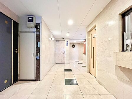 住まいの第一印象を決めるエントランスホール。清潔感もあり、管理の良さがうかがえます。