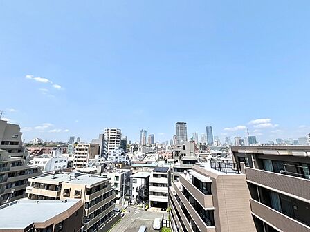 周囲には高層の建物が少なく、遠くまで見渡せます。