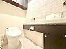 トイレ：トイレは温水洗浄便座付です。トイレの上部には収納付。トイレットペーパー等、買い置きもしやすそうです。