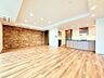 リビング/ダイニング：建具とフローリングの優しい木目がナチュラルで明るい空間を演出しています。