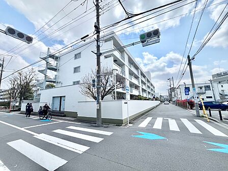 買い物施設が充実の便利な住環境です。