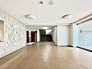 重厚感溢れるエントランスは、マンションの一つの特徴でもあります。
