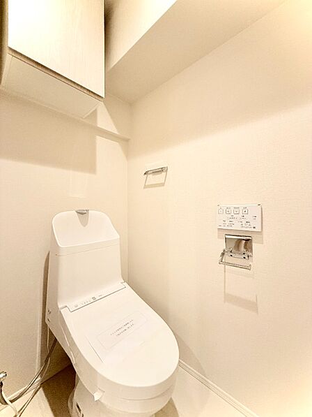 トイレは温水洗浄便座付です。トイレの上部には収納付。トイレットペーパー等、買い置きもしやすそうです。