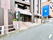 穏やかな佇まいのエントランスは、マンションの一つの特徴でもあります。
