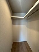 約5帖の洋室に設置された大容量のウォークインクローゼット