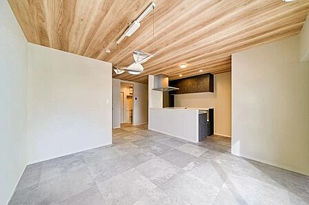 建具とフローリングの優しい木目がナチュラルで明るい空間を演出しています。