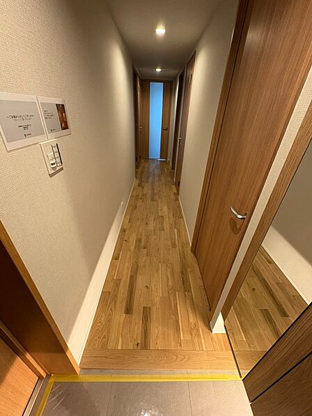 玄関・廊下/床は木目調のフローリングを施工しています。