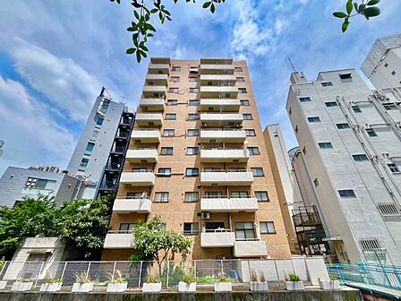 外壁タイル貼り。上品な佇まいのマンションです。