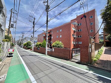 駅まで平坦なため、歩きやすい立地です。