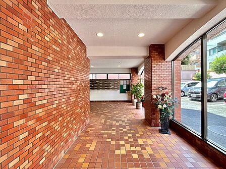 シンプルながらもエントランスが持つべき風格が醸し出されています。