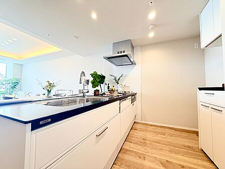 家事動線に配慮したカップボード付きで快適なキッチン空間。
