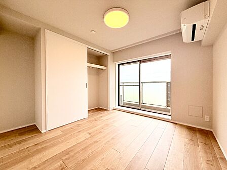 洋室(約6.7帖)クローゼットが2箇所付いたお部屋です。