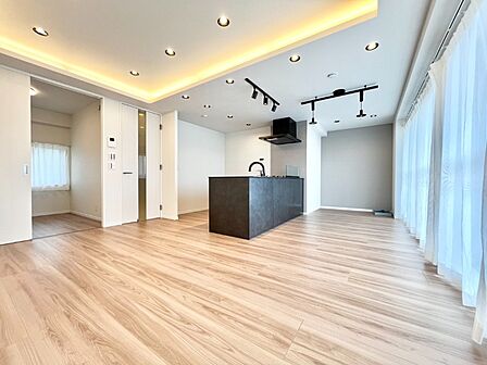 広々としたLDKがお部屋の中心。ご家族そろった楽しい時間が過ごせそうですね。