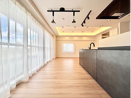 オープンでのびやかな空間を生み出す広々としたLDK。家族との時間を大切にした住空間です。