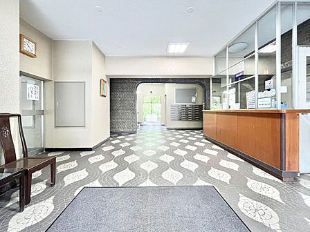 穏やかな佇まいのエントランスは、マンションの一つの特徴でもあります。