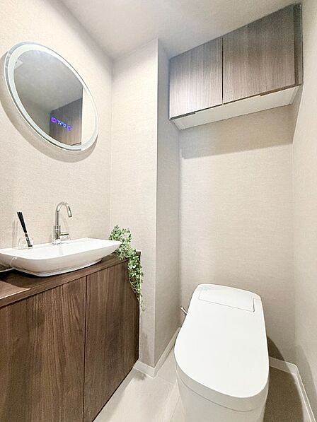 トイレは温水洗浄便座付です。トイレの上部には収納付。トイレットペーパー等、買い置きもしやすそうです。