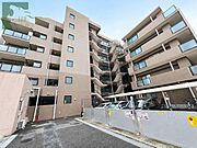 落ち着いた色調の外壁と整然としたフォルムが、街並みに静かに溶け込む端正な佇まいを見せています 