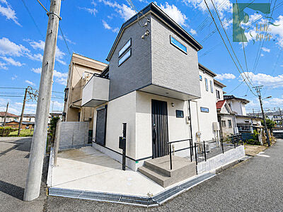 外観:洗練されたツートーンの外観が街並みに馴染む、落ち着いた佇まいの住まいです。 外観:洗練されたツートーンの外観が街並みに馴染む、落ち着いた佇まいの住まいです。