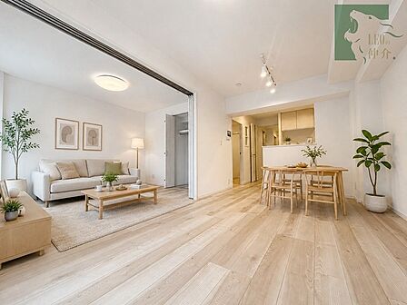 柔らかな色彩が織りなす穏やかな空間は、日々の暮らしに心地よいゆとりをもたらします。すっきりとした余白と木目の温もりを感じられる室内に、自然と心も解きほぐされていくような安らぎの時間が流れます